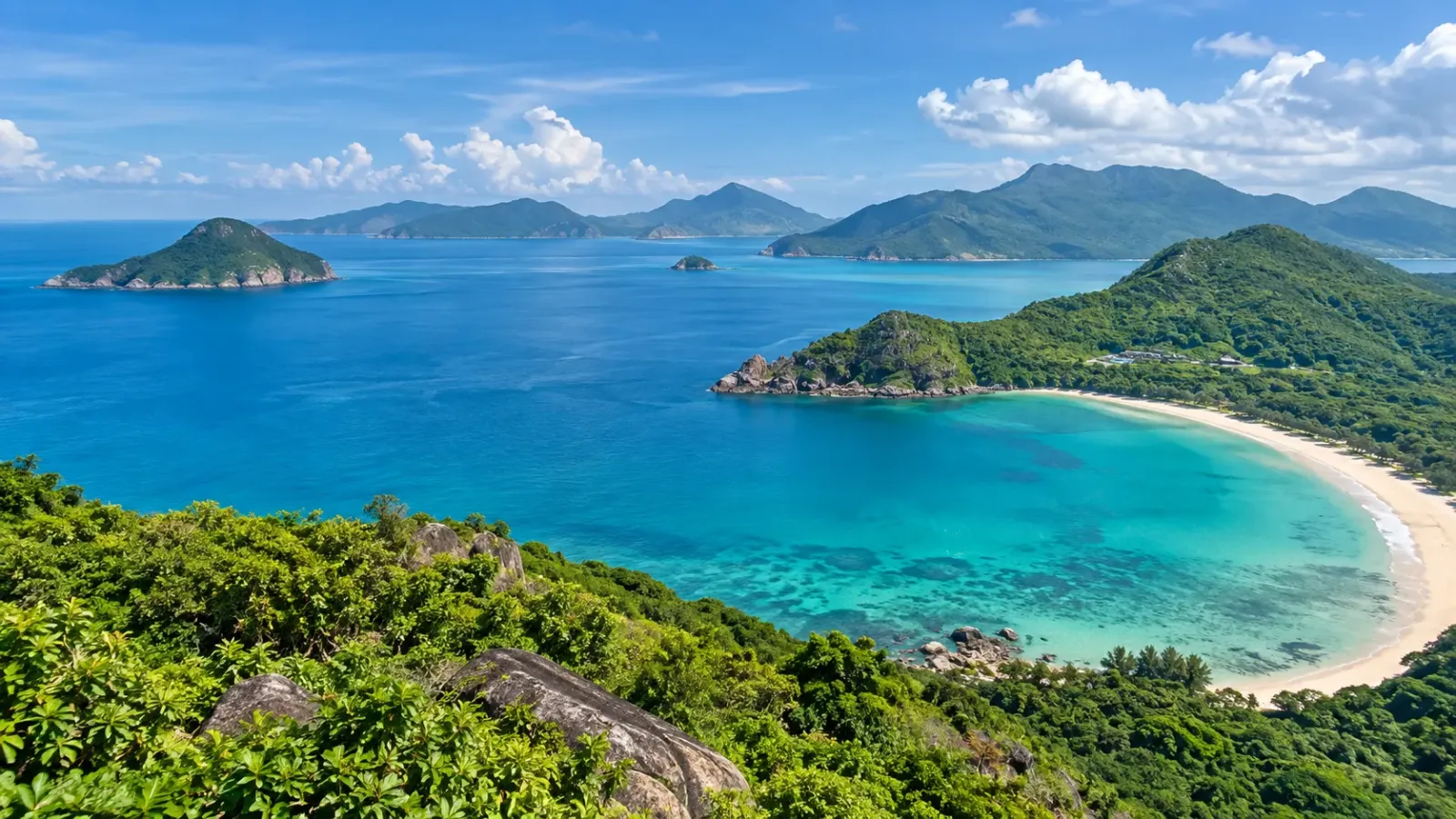 Toàn cảnh biển đảo và núi xanh tại Côn Đảo