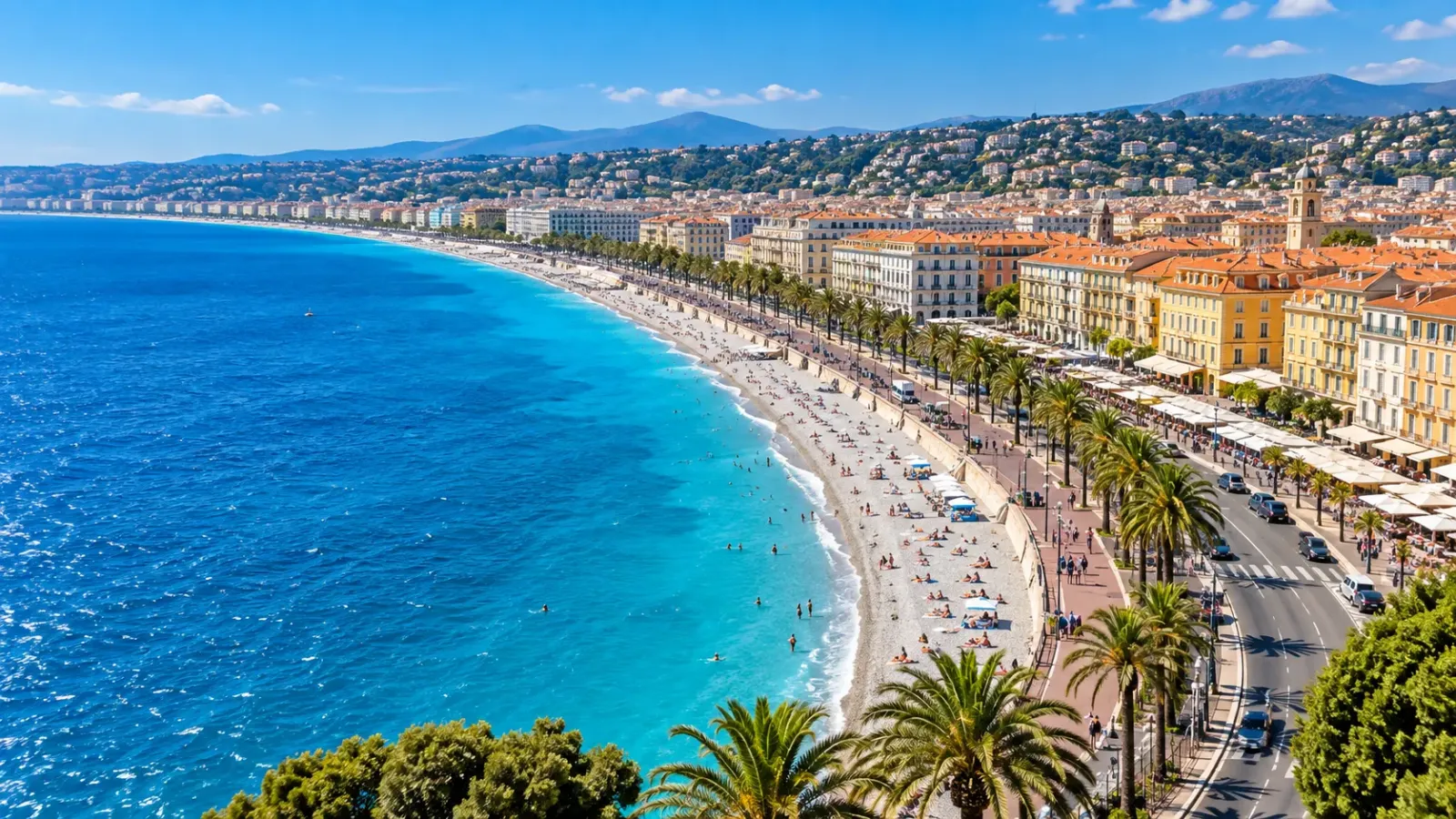 Toàn cảnh bờ biển Địa Trung Hải tại thành phố Nice thuộc Côte d'Azur, Pháp với đường ven biển và các dãy nhà phía sau