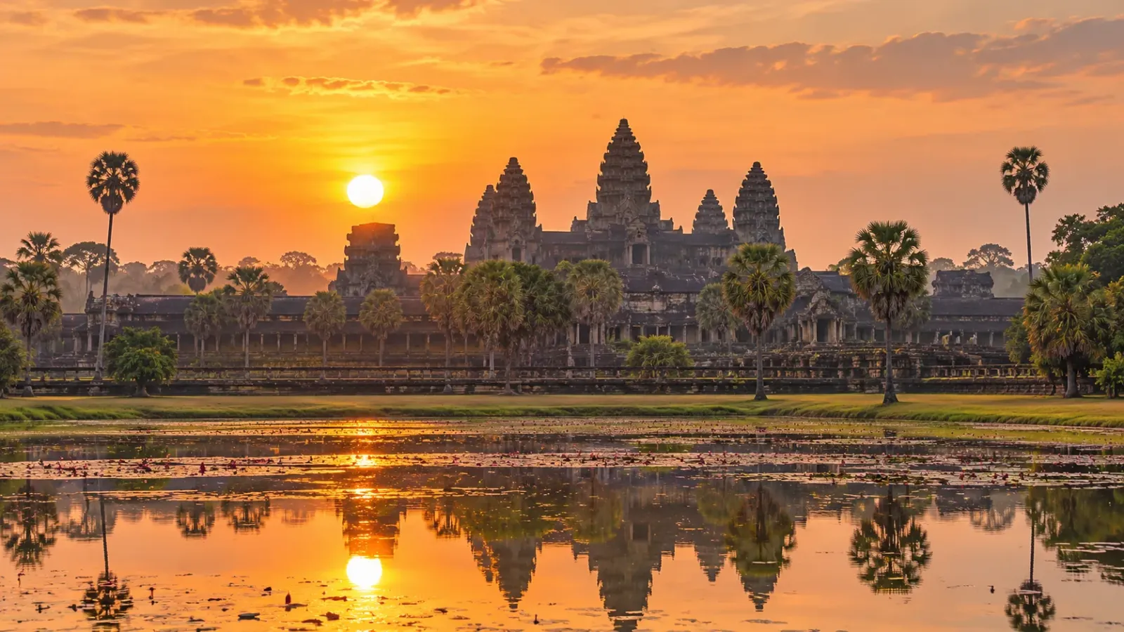 Toàn cảnh các tháp đền Angkor Wat trong ánh sáng bình minh tại Campuchia