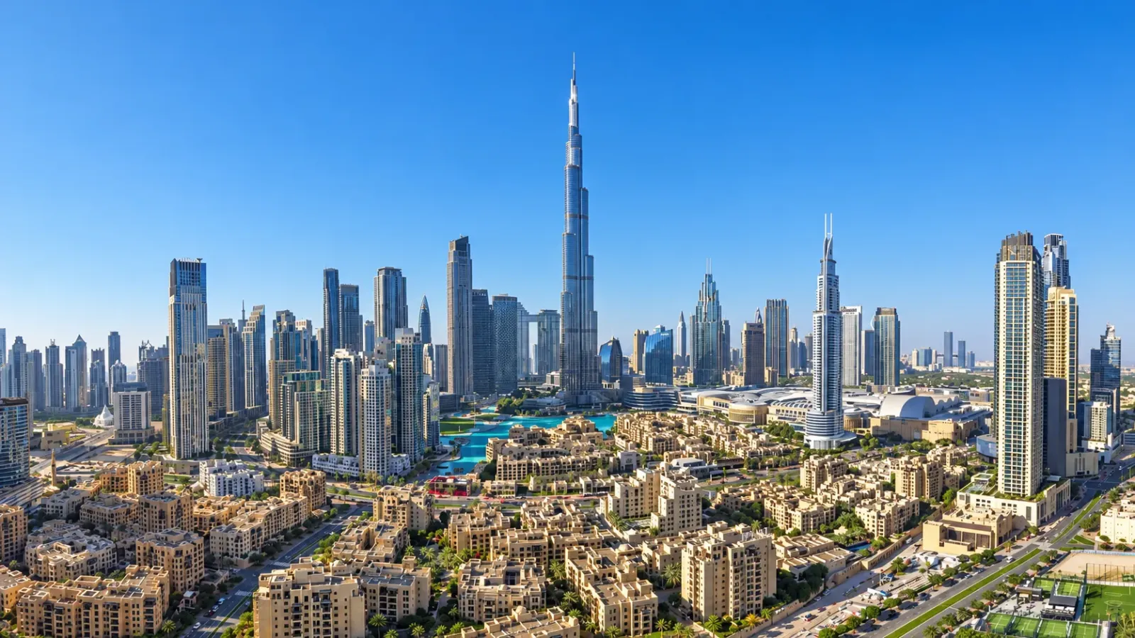 Toàn cảnh các tòa nhà cao tầng tại Downtown Dubai với tháp Burj Khalifa nổi bật