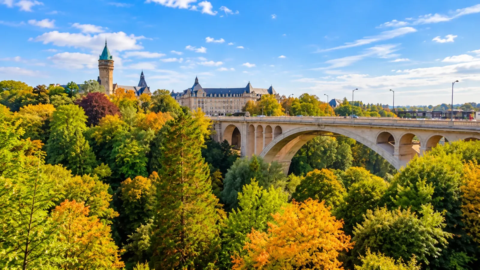 Toàn cảnh cầu Adolphe với hai vòm đá lớn bắc qua thung lũng Pétrusse tại Luxembourg City