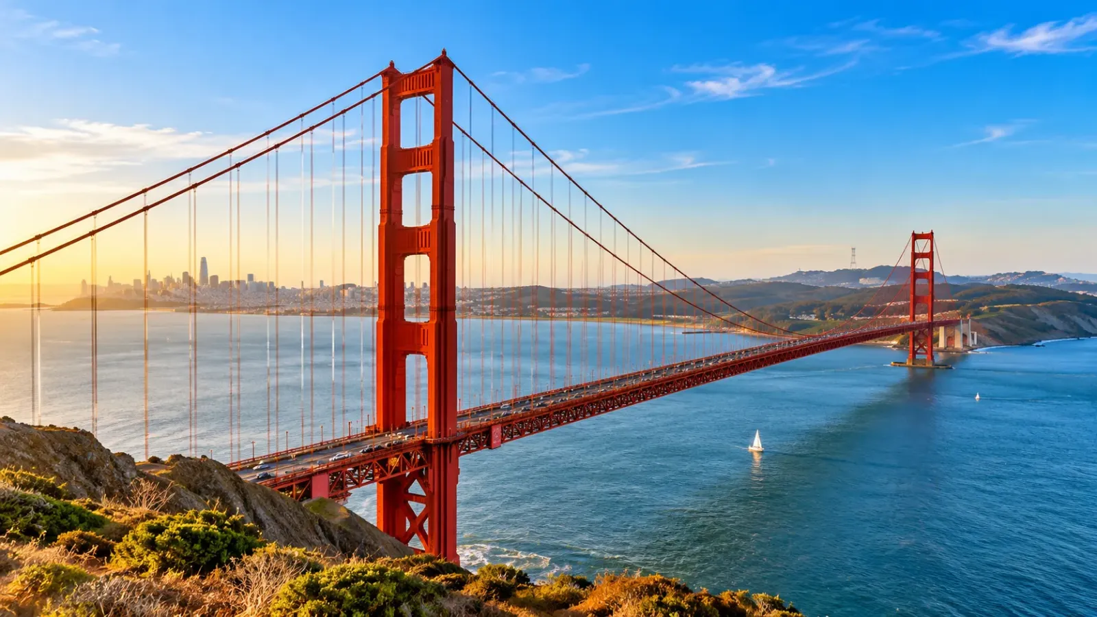 Toàn cảnh Cầu Cổng Vàng bắc qua eo biển tại thành phố San Francisco thuộc Bờ Tây Hoa Kỳ