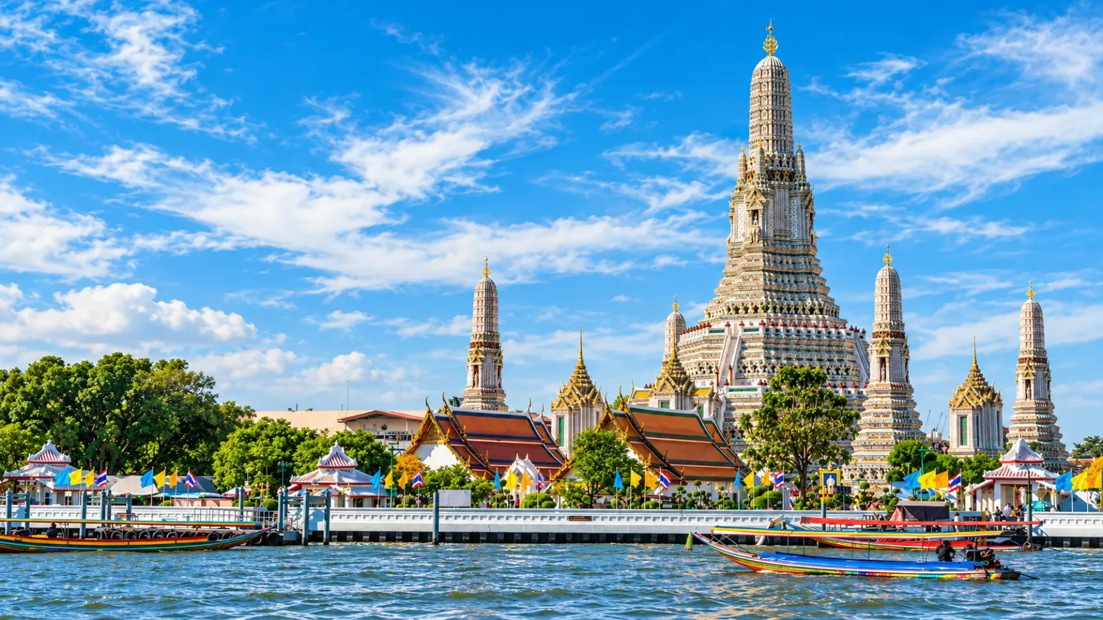 Toàn cảnh chùa Wat Arun bên sông Chao Phraya tại Bangkok Thái Lan