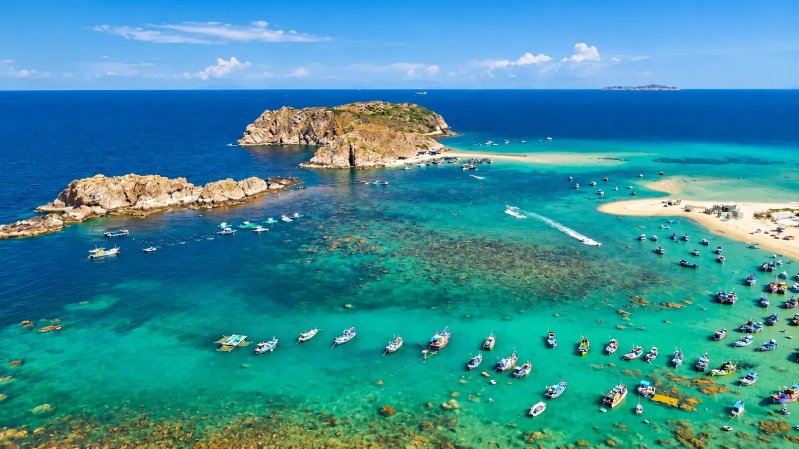 Toàn cảnh đảo Hòn Khô với những ghềnh đá tự nhiên và vùng biển xanh gần làng chài Nhơn Hải