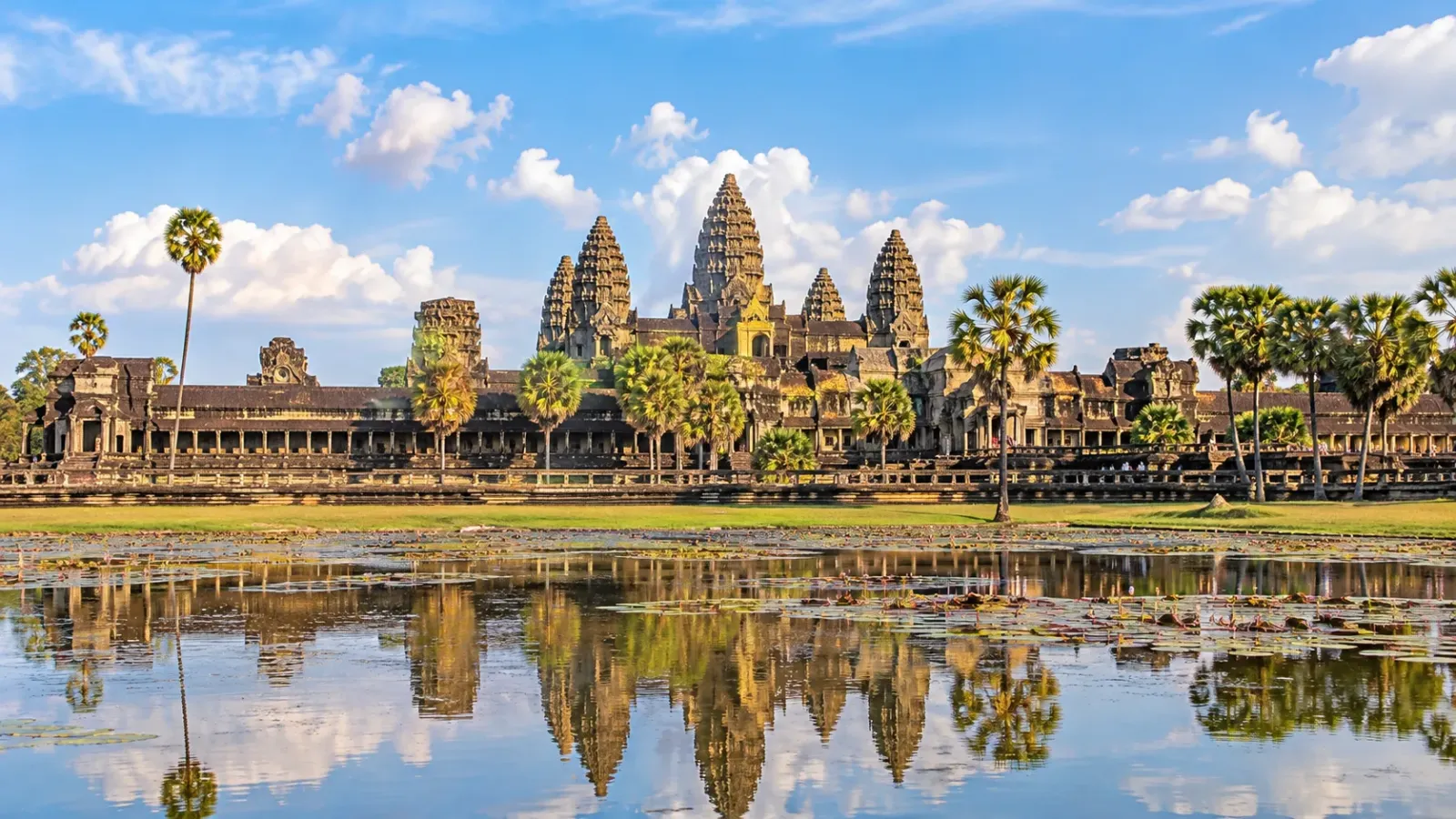 Toàn cảnh đền Angkor Wat với những tháp đá và hồ nước phía trước tại Siem Reap, Campuchia.
