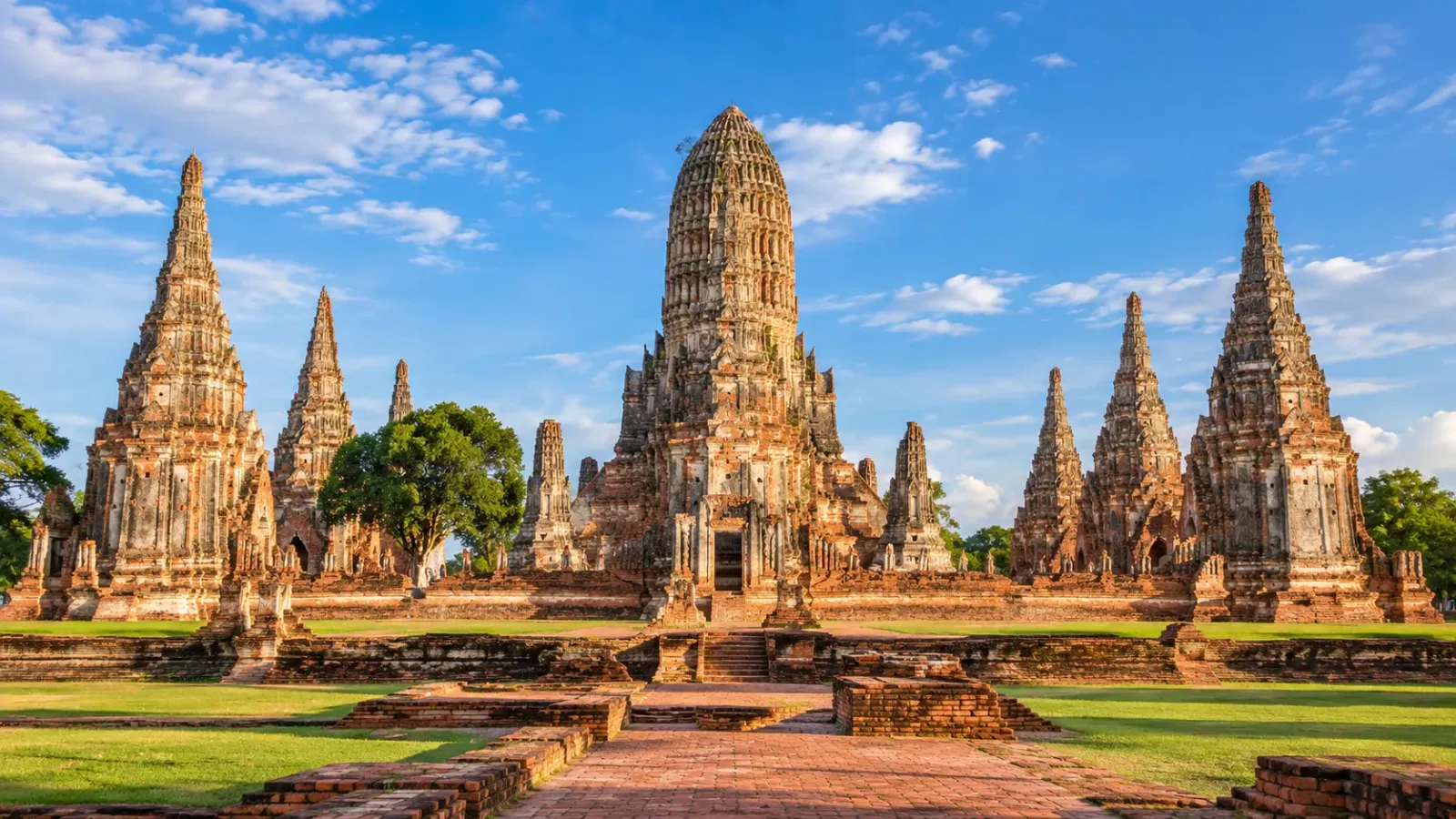 Toàn cảnh di tích Wat Chaiwatthanaram tại Ayutthaya với tháp prang trung tâm, các tháp phụ và hành lang gạch cổ.
