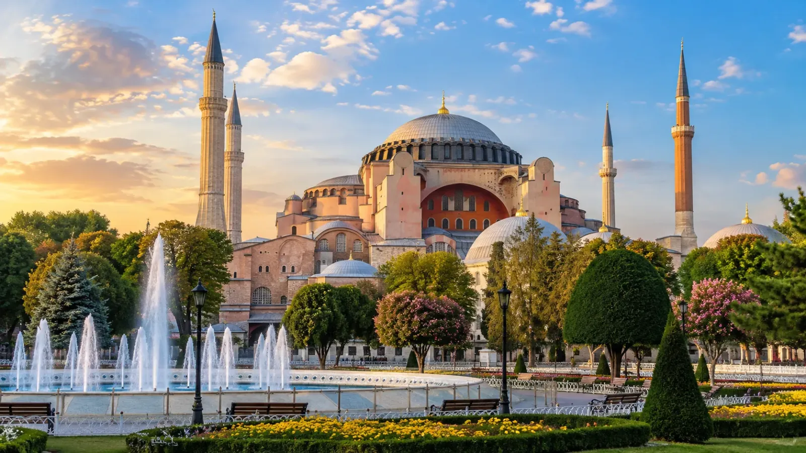 Toàn cảnh Hagia Sophia tại Istanbul với mái vòm trung tâm và các tháp minaret bao quanh công trình