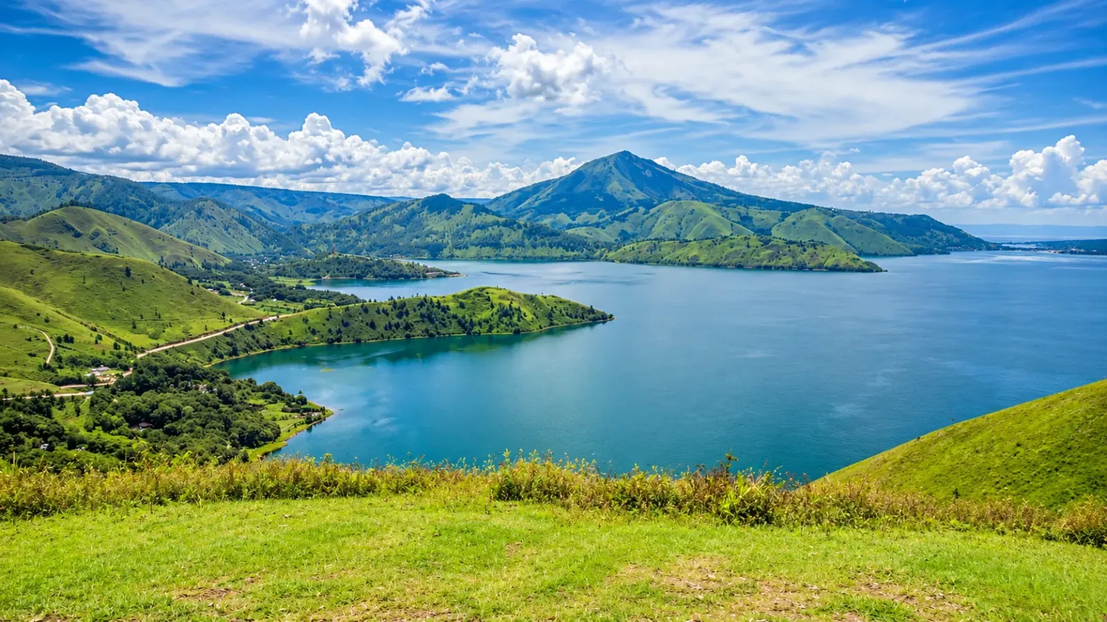 Toàn cảnh hồ Toba và đảo Samosir giữa vùng núi Bắc Sumatra Indonesia