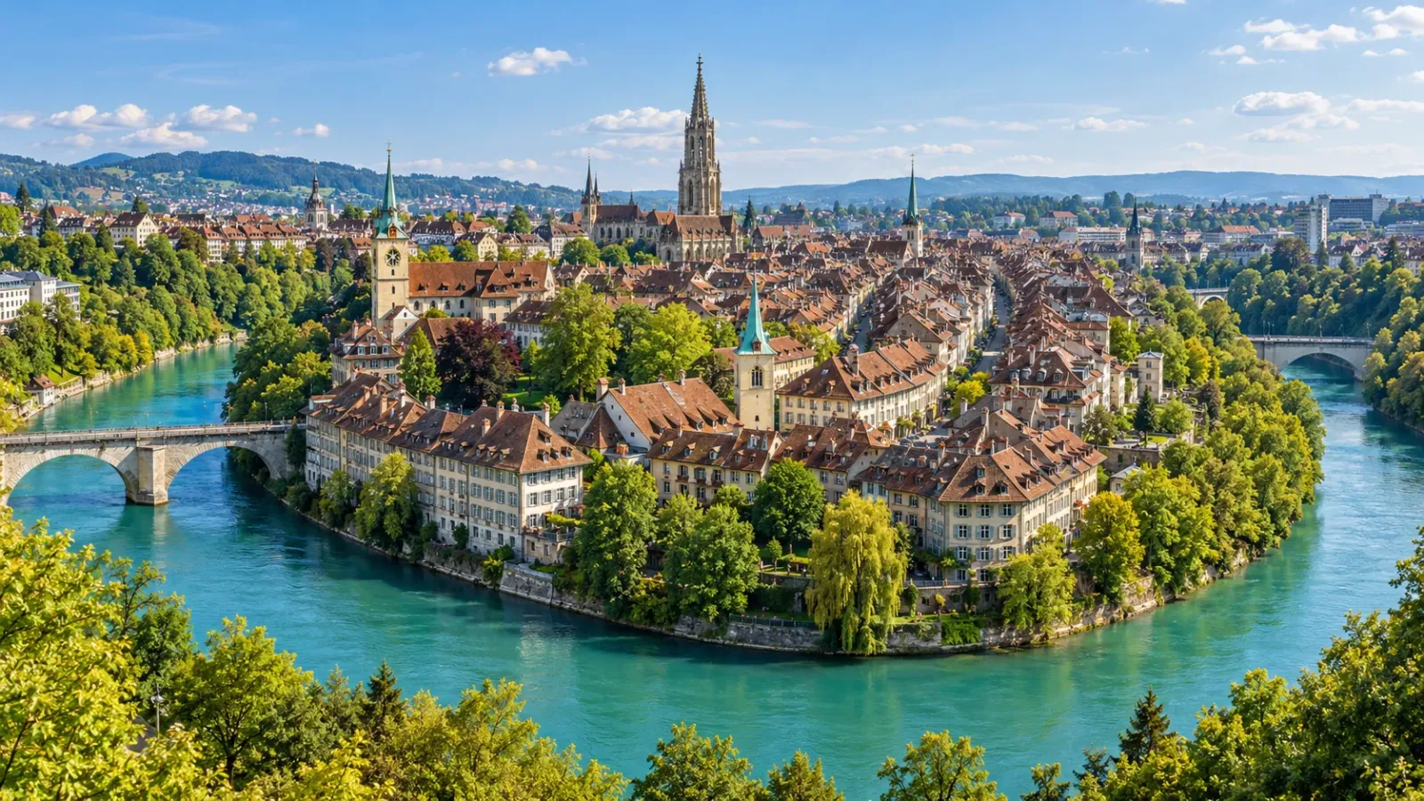 Toàn cảnh khu phố cổ Bern với những mái nhà lịch sử bên sông Aare tại Thụy Sĩ