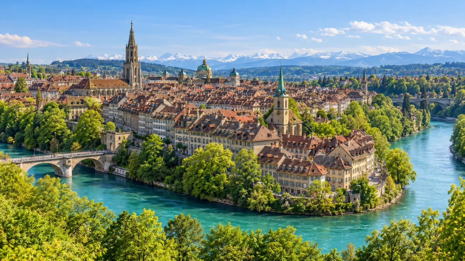 Toàn cảnh khu phố cổ Bern với những mái nhà lịch sử bên sông Aare tại Thụy Sĩ