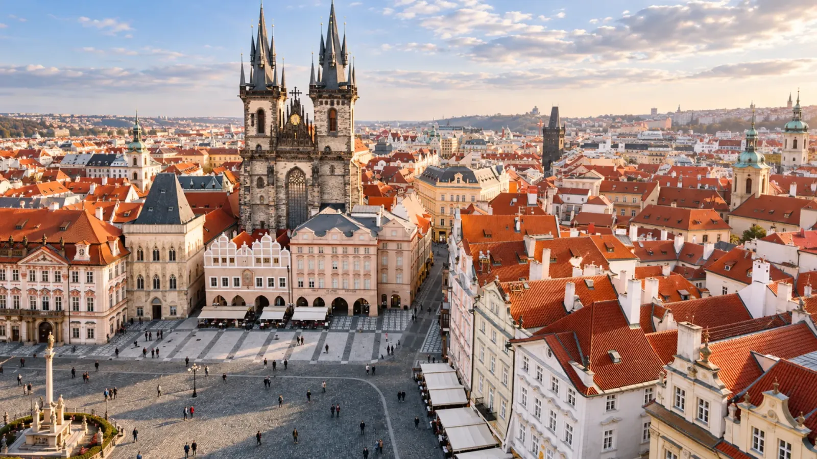 Toàn cảnh khu phố cổ Prague với những mái nhà lịch sử và tháp kiến trúc đặc trưng