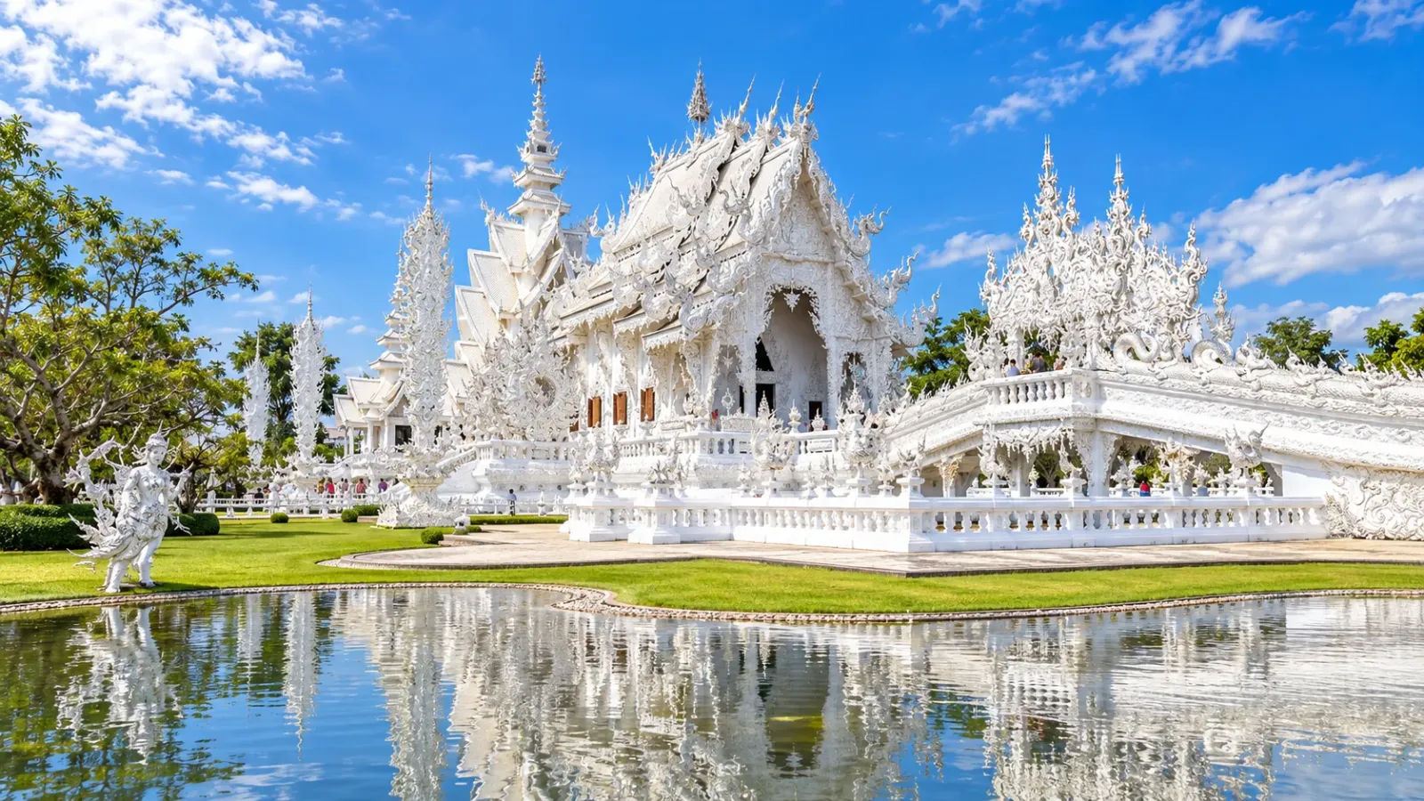 Toàn cảnh kiến trúc màu trắng của đền Wat Rong Khun tại Chiang Rai Thái Lan