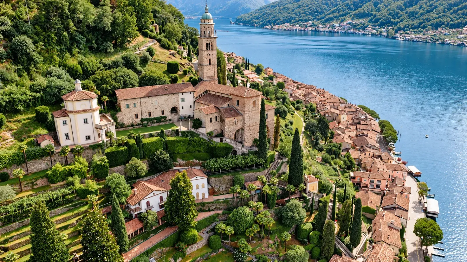 Toàn cảnh làng cổ Morcote với những mái nhà ven sườn đồi bên hồ Lugano