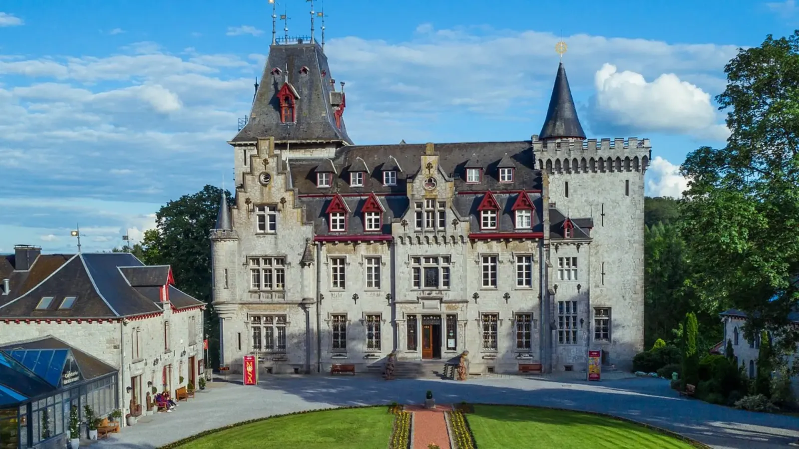 Toàn cảnh lâu đài tân Gothic Château de Petite Somme thuộc Domaine de Radhadesh tại Durbuy