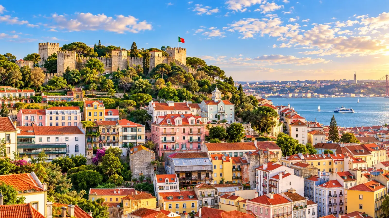 Toàn cảnh thành phố Lisbon với các khu phố và công trình kiến trúc trong ngày trời quang