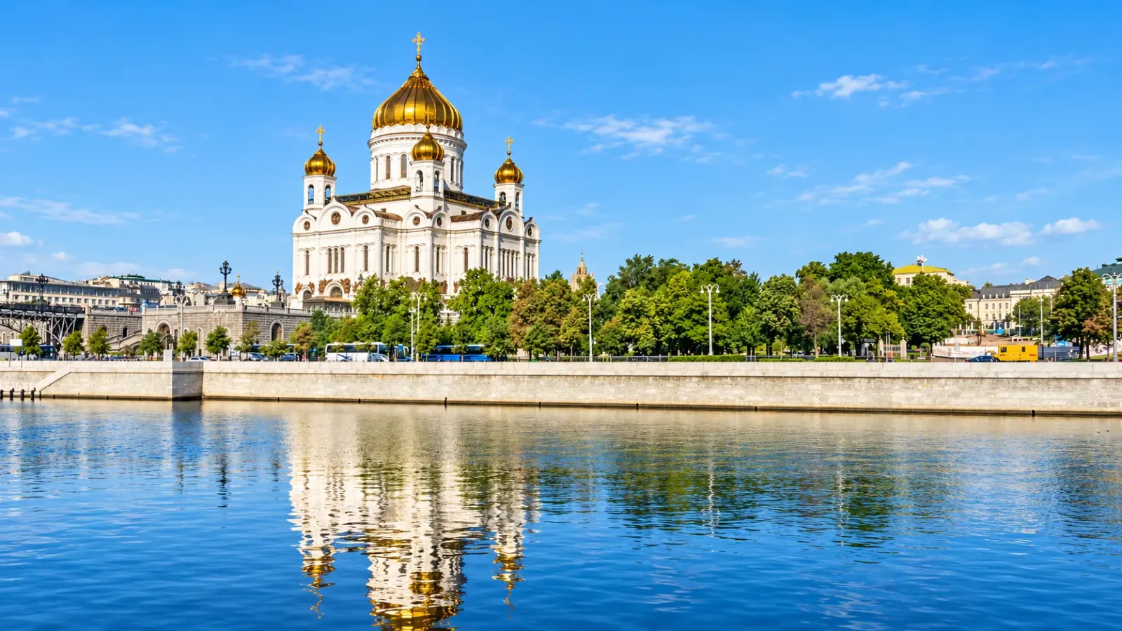 Toàn cảnh Nhà thờ Chúa Cứu Thế Moscow với mặt tiền trắng và những mái vòm vàng