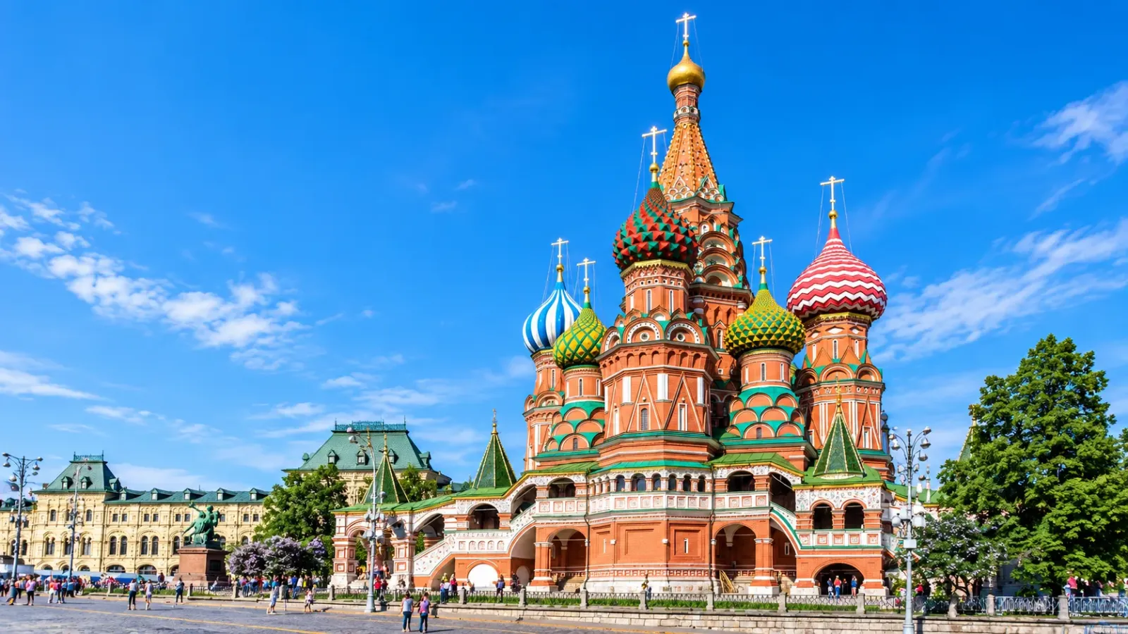 Toàn cảnh Nhà thờ Thánh Basil với những mái vòm nhiều màu sắc tại Quảng trường Đỏ Moscow