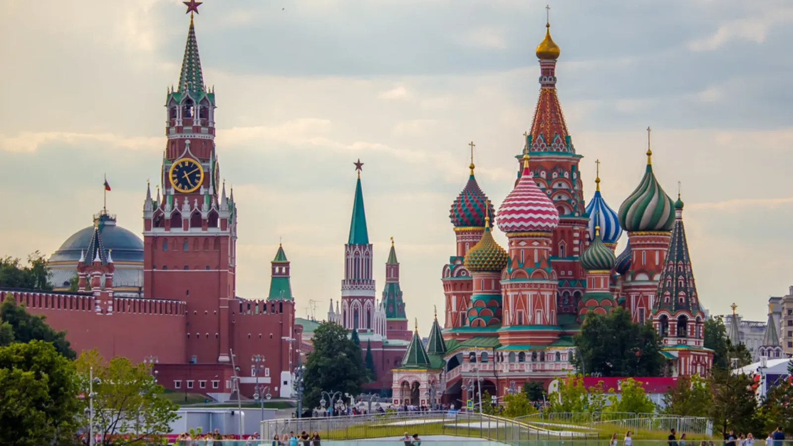 Toàn cảnh quần thể Điện Kremlin Moscow với tường thành, tháp và các công trình lịch sử