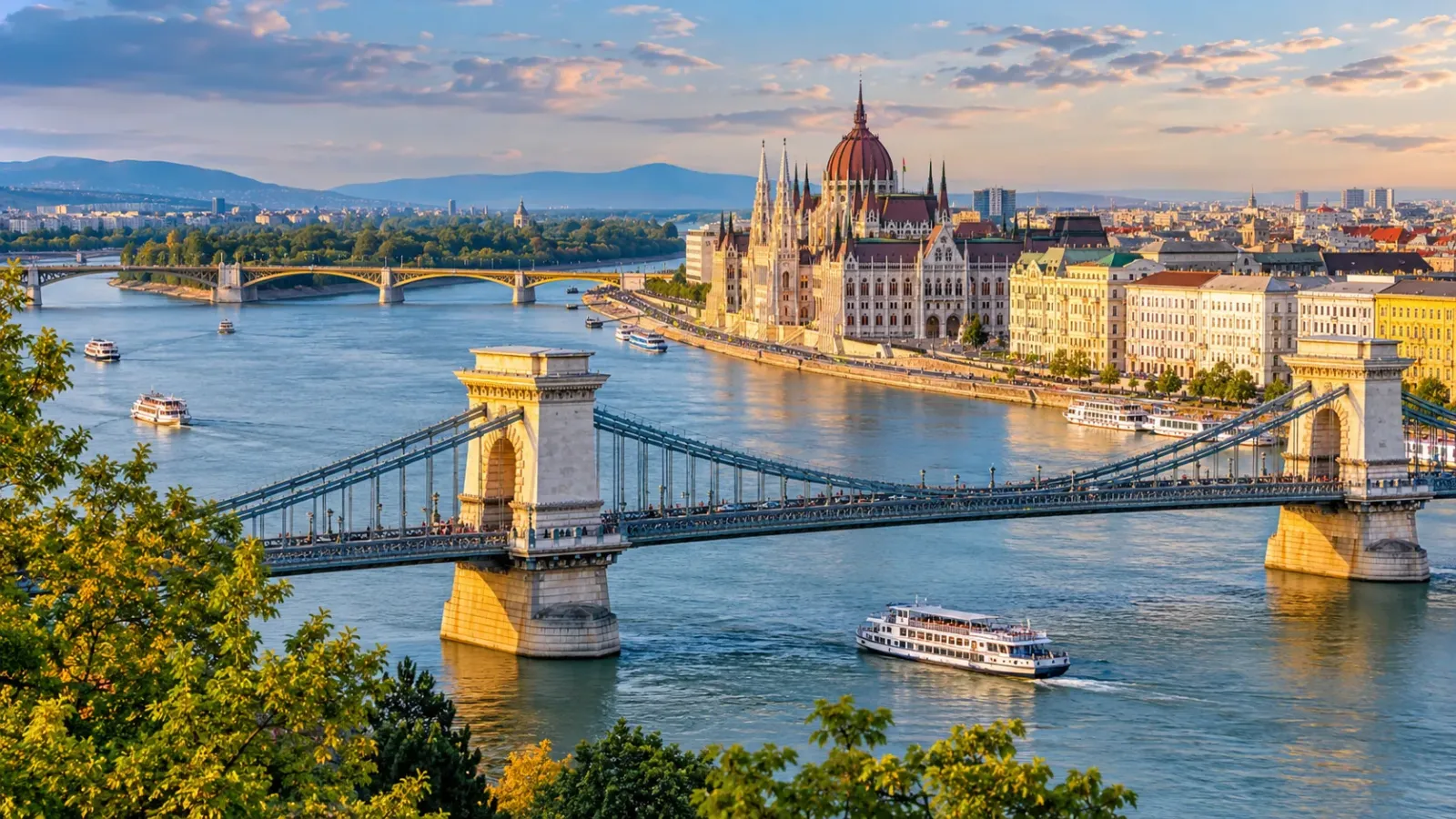 Toàn cảnh thành phố Budapest bên sông Danube trong hành trình du lịch Đông Âu.