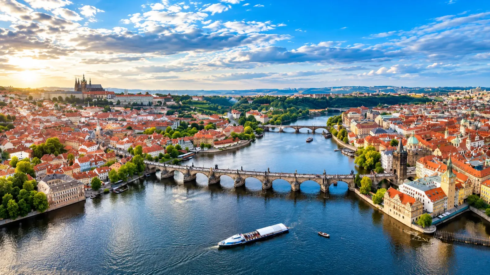 Toàn cảnh thành phố Prague với những mái nhà cổ và sông Vltava tại Cộng hòa Séc