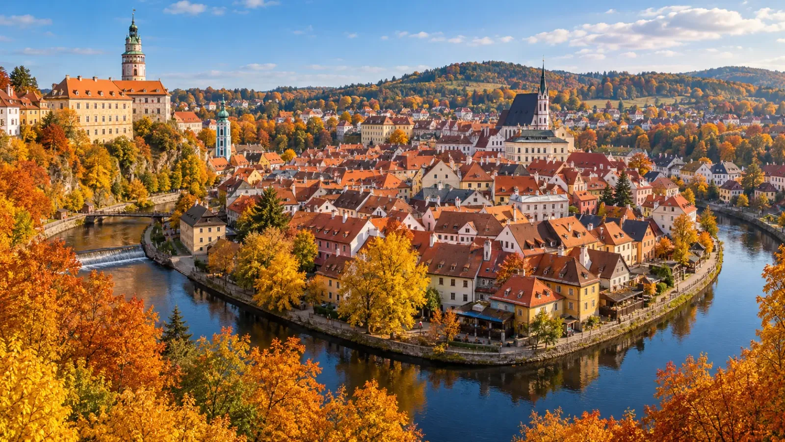 Toàn cảnh thị trấn Český Krumlov với mái ngói đỏ lâu đài và sông Vltava vào mùa thu