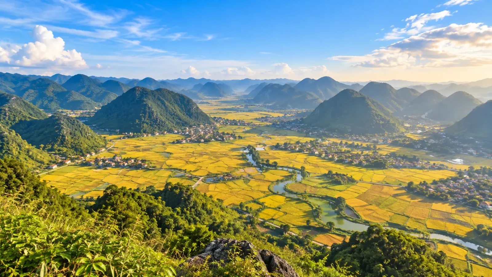 Toàn cảnh thung lũng Bắc Sơn nhìn từ đỉnh Nà Lay vào mùa thu