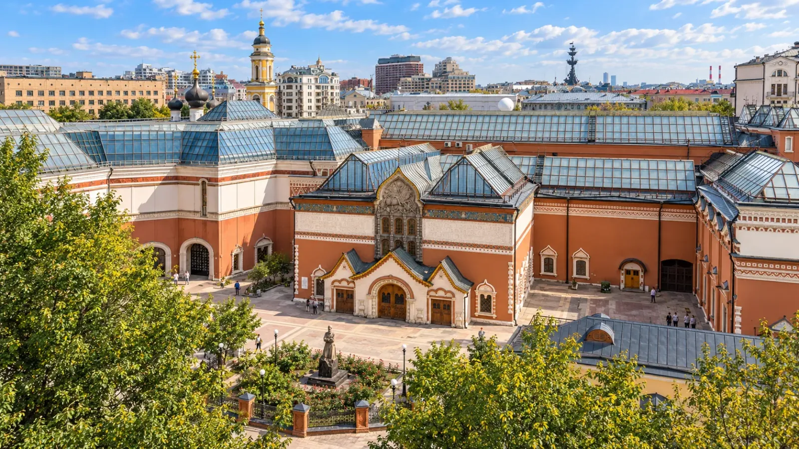 Toàn cảnh từ trên cao khu nhà lịch sử của Bảo tàng Tretyakov tại Moscow với các mái kính và kiến trúc đặc trưng