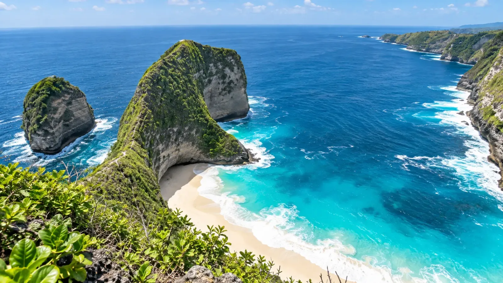 Toàn cảnh vách đá hình khủng long tại điểm ngắm Kelingking Beach trên đảo Nusa Penida