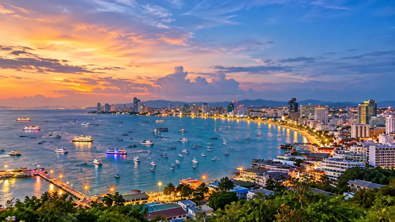 Toàn cảnh vịnh Pattaya với bờ biển và các công trình ven biển nhìn từ trên cao