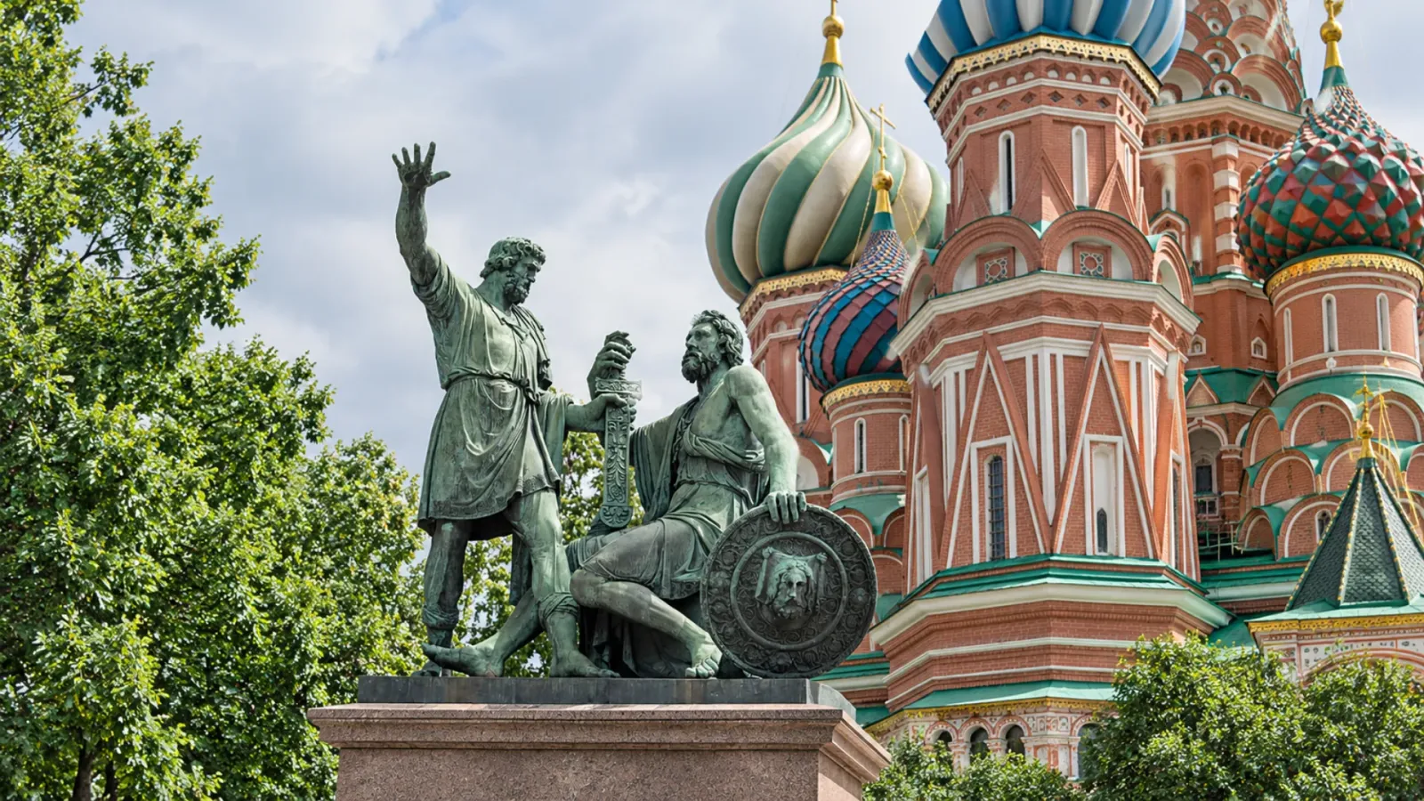 Tượng đài Kuzma Minin và Dmitry Pozharsky gần Nhà thờ Thánh Basil ở Moscow
