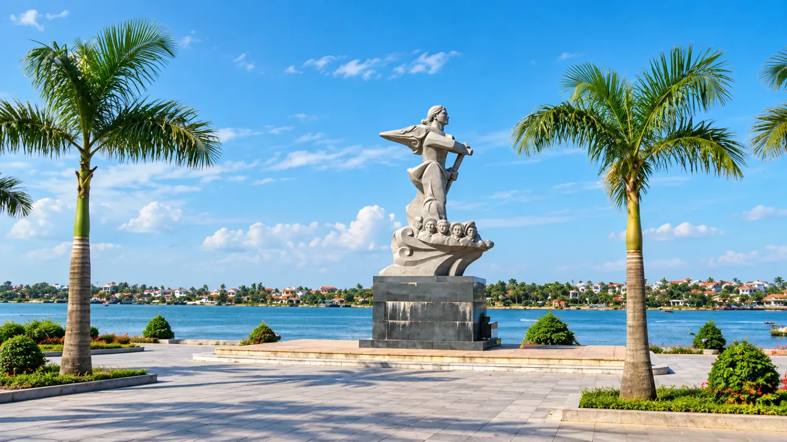 Tượng đài Mẹ Suốt tưởng niệm người phụ nữ anh hùng Nguyễn Thị Suốt tại Đồng Hới.