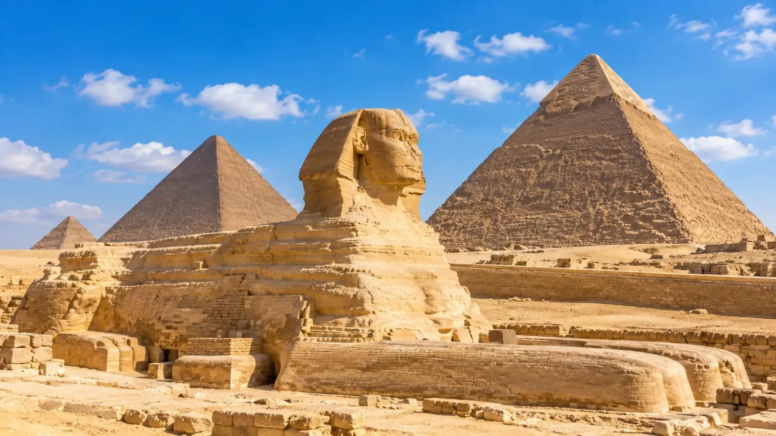 Tượng Nhân Sư và những kim tự tháp trên cao nguyên Giza tại Ai Cập dưới bầu trời xanh.