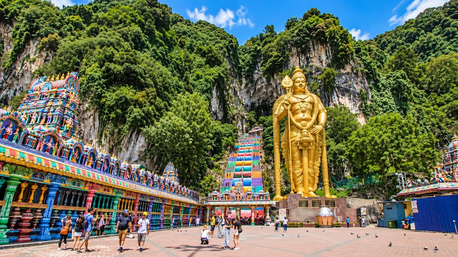 Tượng thần Murugan và cầu thang nhiều màu tại quần thể đền Batu Caves gần Kuala Lumpur