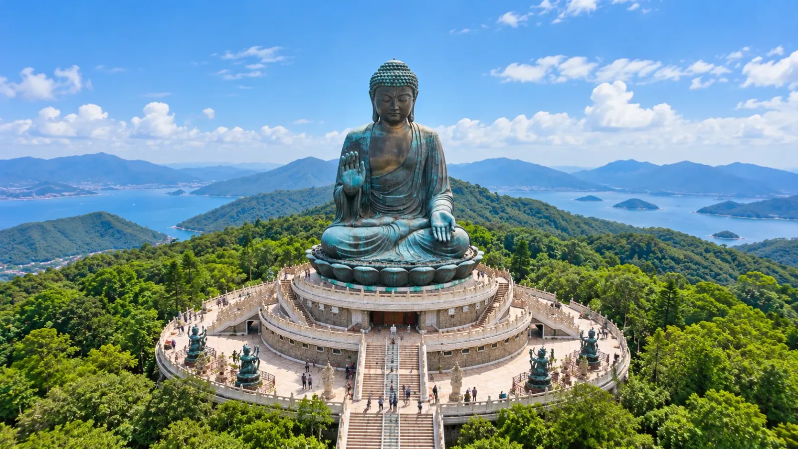 Tượng Thiên Đàn Đại Phật bằng đồng trong tư thế ngồi trên tòa sen tại đảo Lantau Hồng Kông