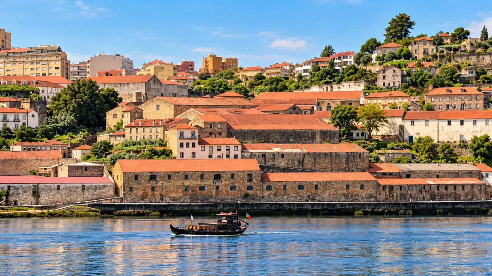 Vila Nova de Gaia nhìn qua sông Douro với các khu nhà rượu Port