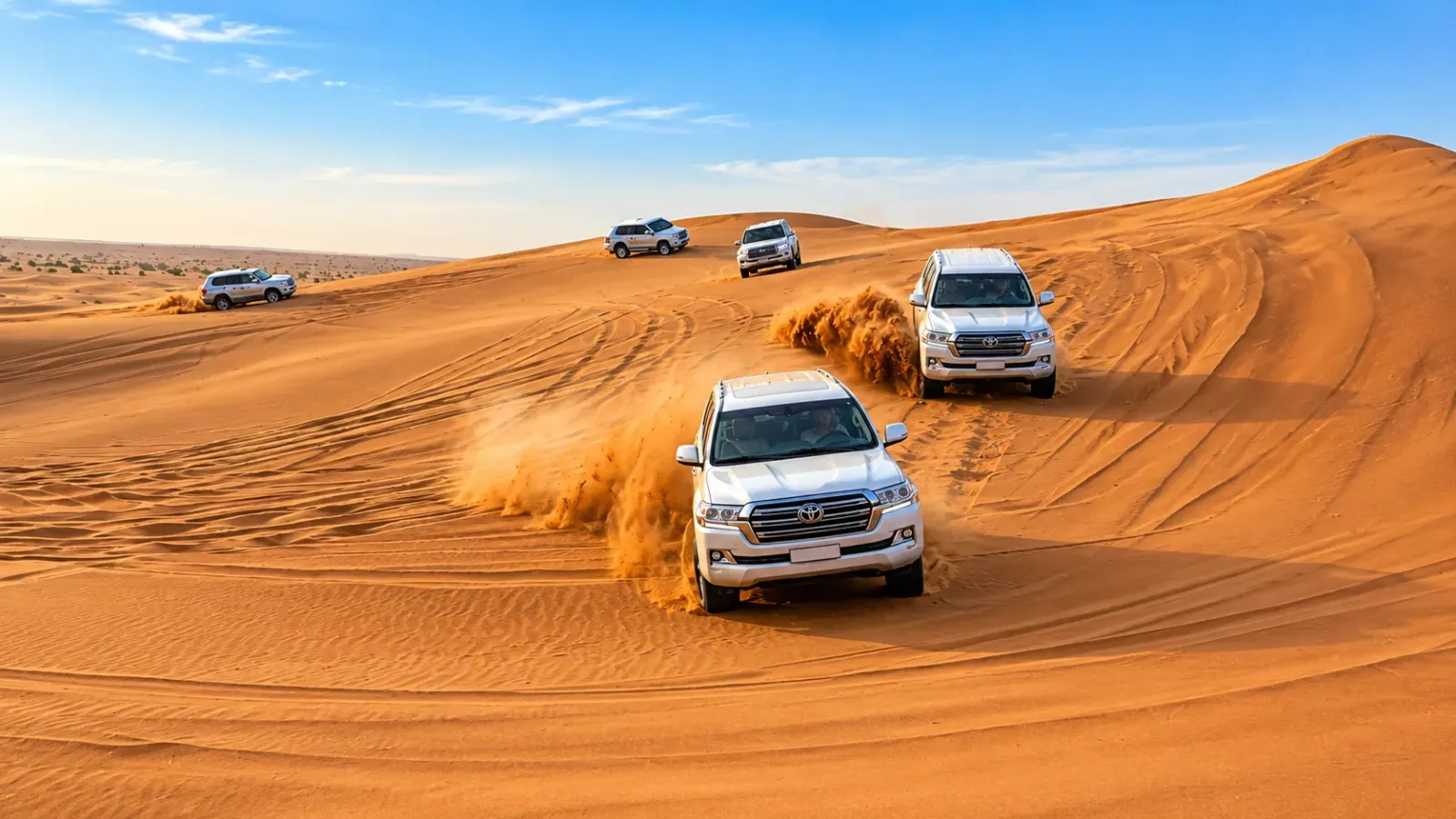 Xe địa hình di chuyển trên những cồn cát vàng trong hành trình Desert Safari tại Dubai