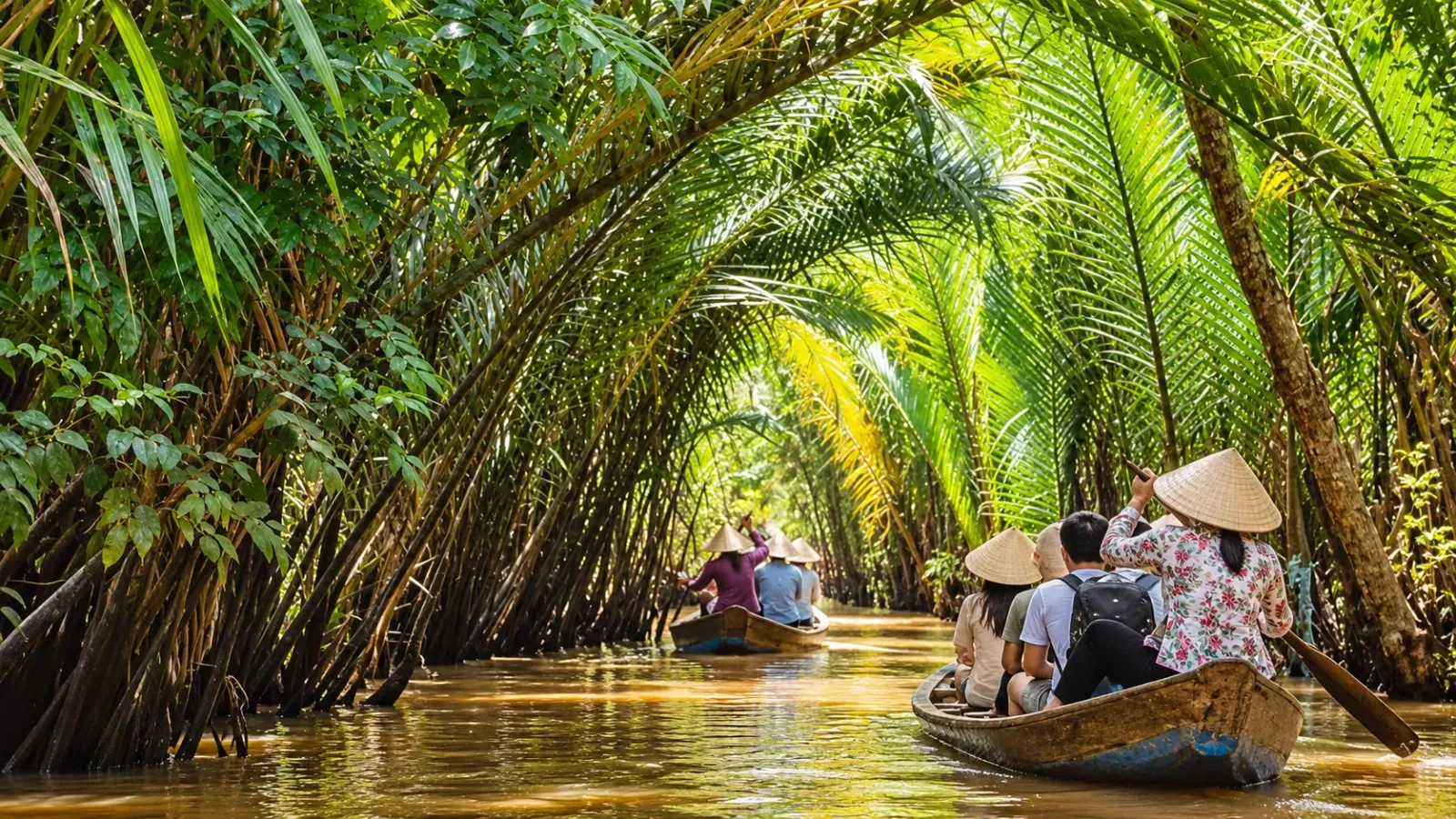 Du khách đi xuồng ba lá qua rạch dừa nước tại Cù lao Thới Sơn