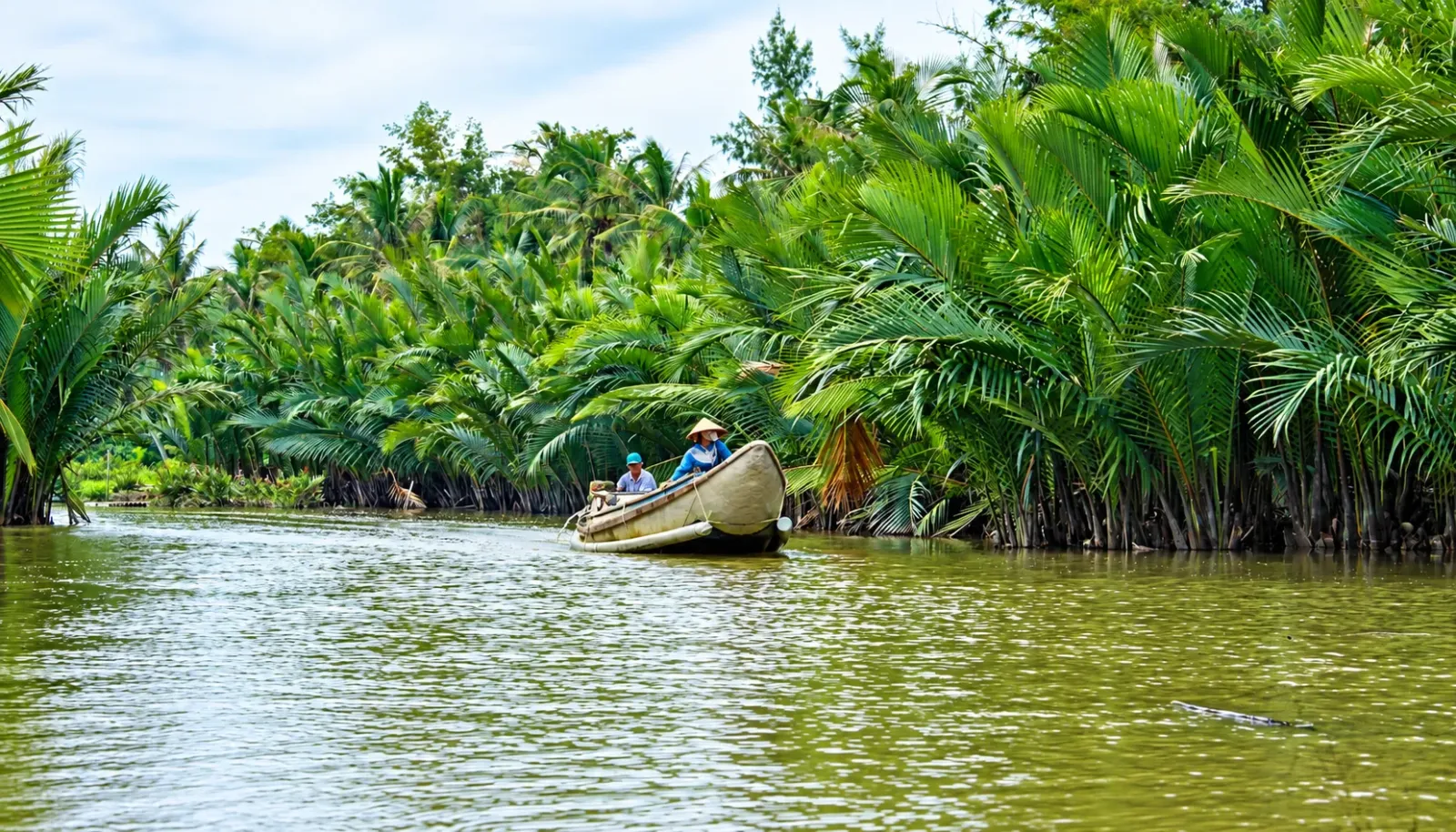 du-lich-song-nuoc-ben-tre-bang-thuyen-giua-rang-dua-nuoc