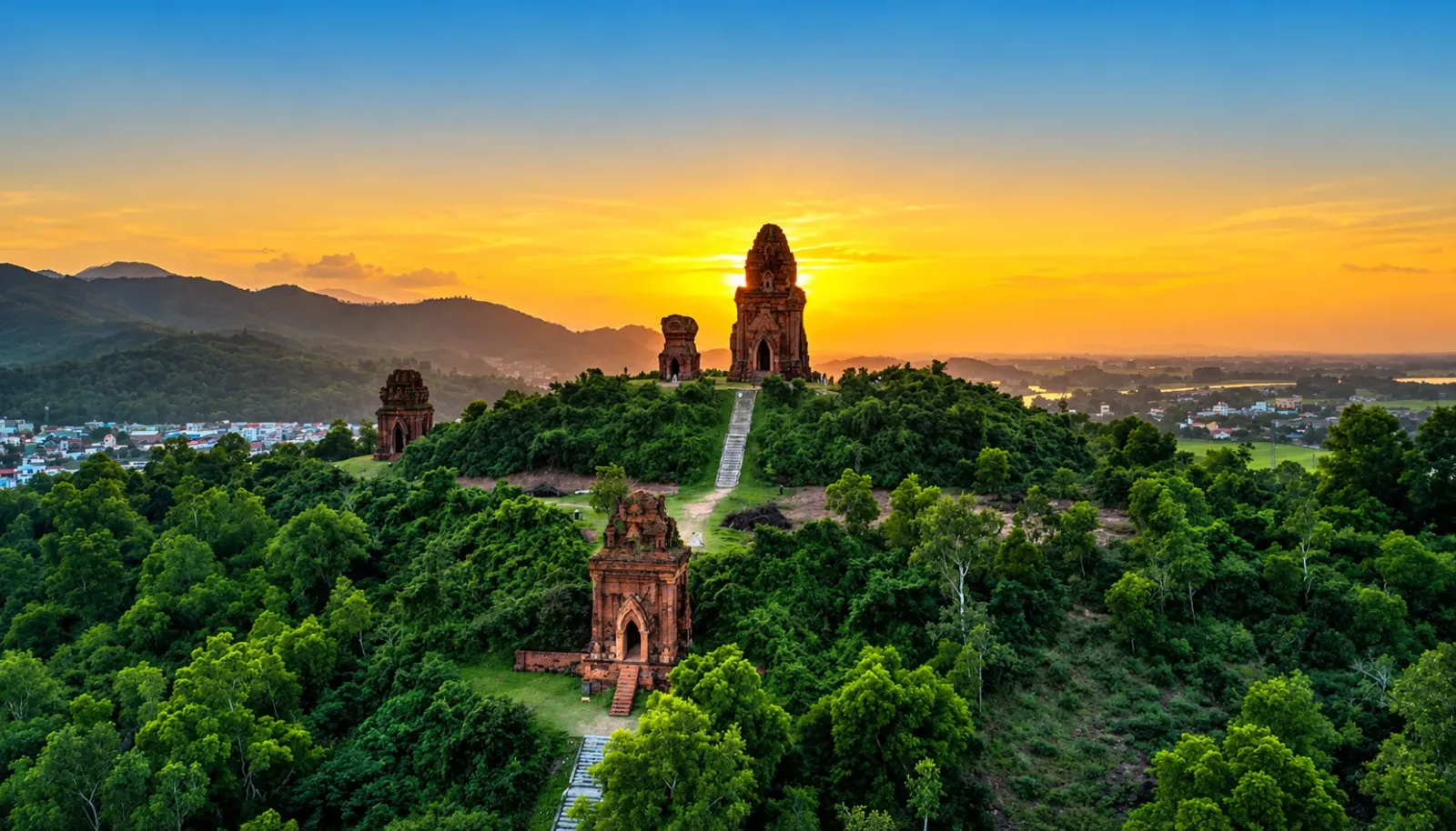 thap-banh-it-binh-dinh-noi-bat-giua-khong-gian-nui-rung-luc-hoang-hon