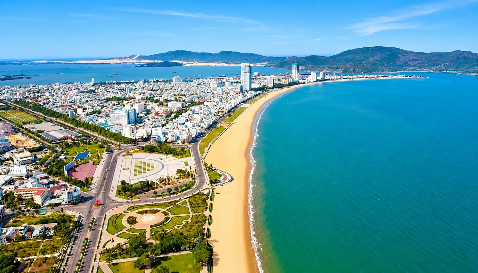 toan-canh-thanh-pho-quy-nhon-voi-bai-bien-xanh-va-duong-bo-bien-trai-dai