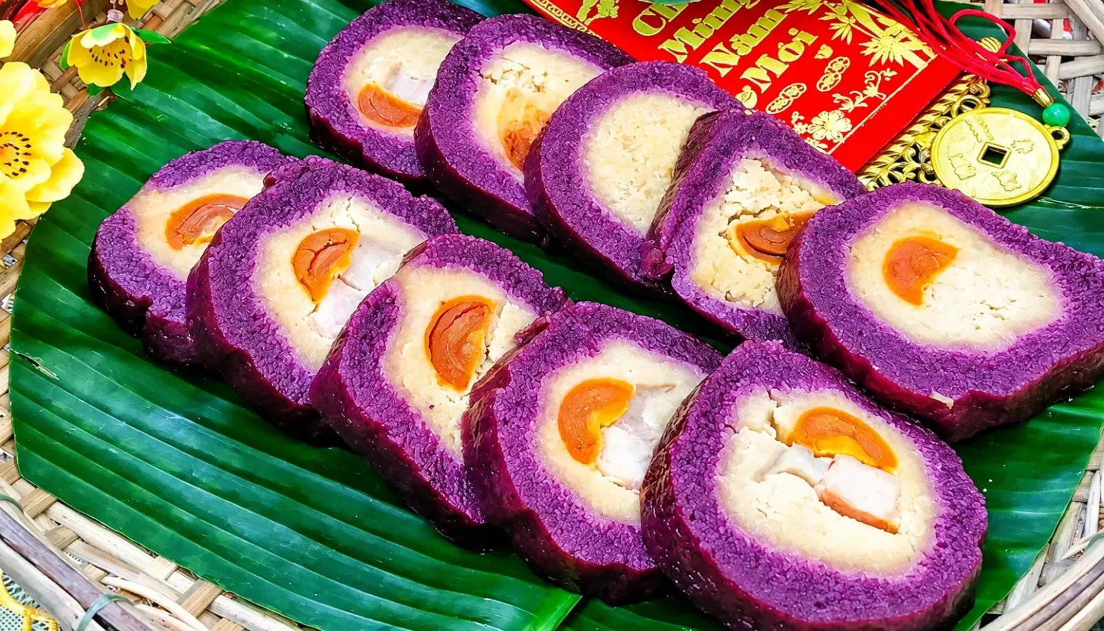 banh-tet-la-cam-dac-san-mien-tay-mang-sac-tim-dac-trung