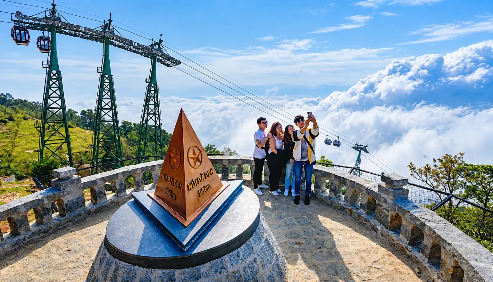 check-in-tren-dinh-nui-ba-den-o-do-cao-gan-1000-m