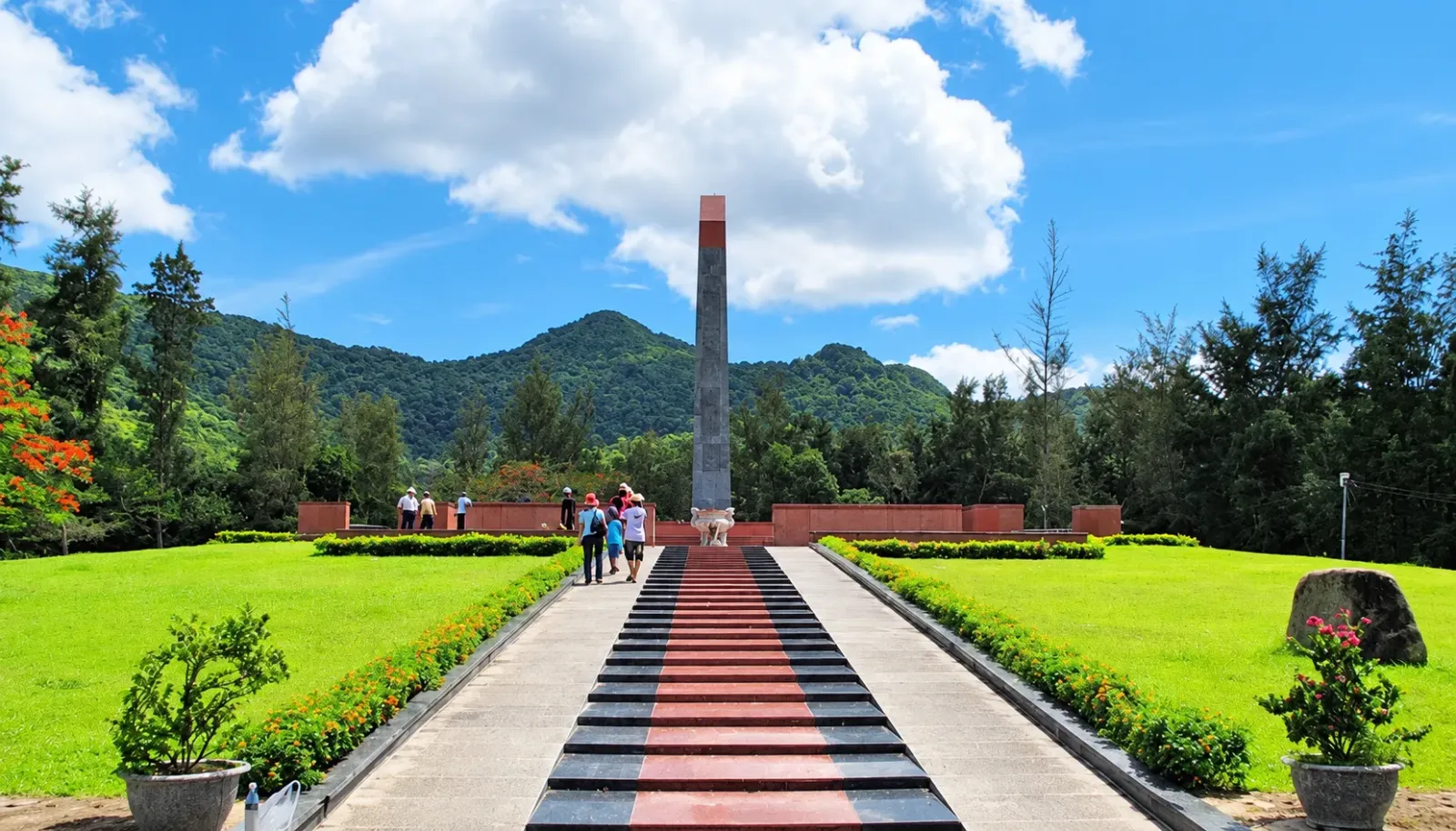 nghia-trang-hang-duong-con-dao-noi-ghi-dau-lich-su