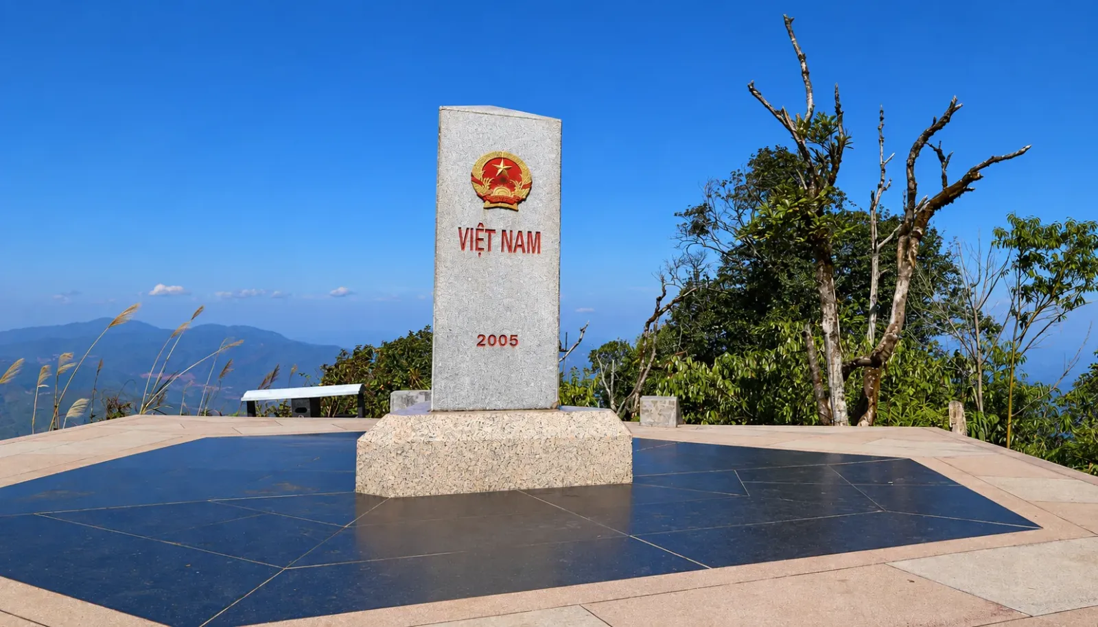 a-pa-chai-diem-cuc-tay-cua-viet-nam-voi-canh-nui-rung-hung-vi