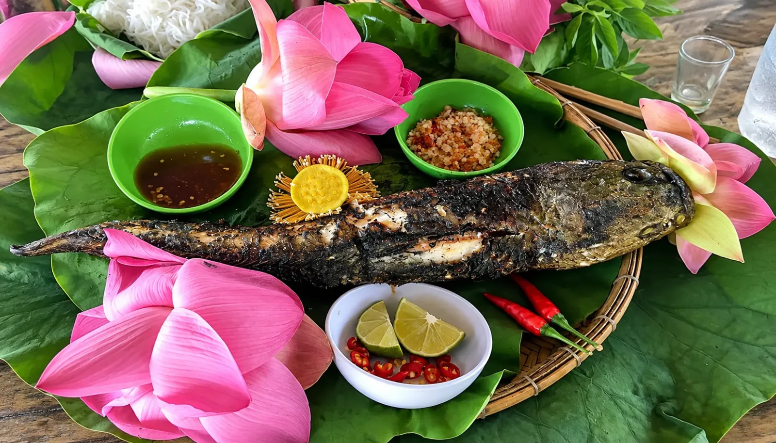 ca-loc-nuong-trui-cuon-la-sen-non-dac-san-mien-sen-hong