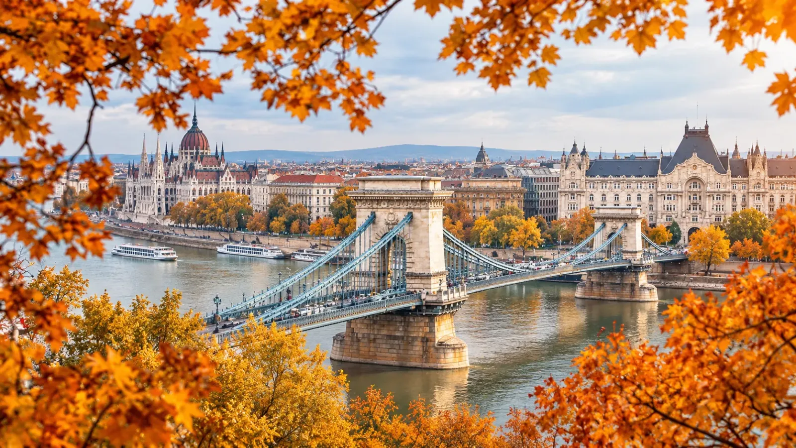 Budapest vào mùa thu với cây lá vàng bên các công trình lịch sử