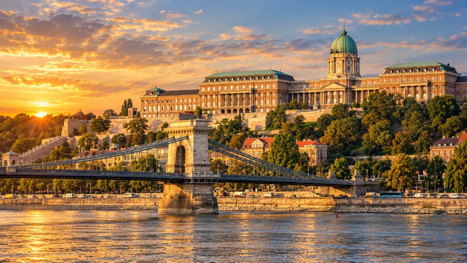 Lâu đài Buda trên Castle Hill nhìn từ sông Danube
