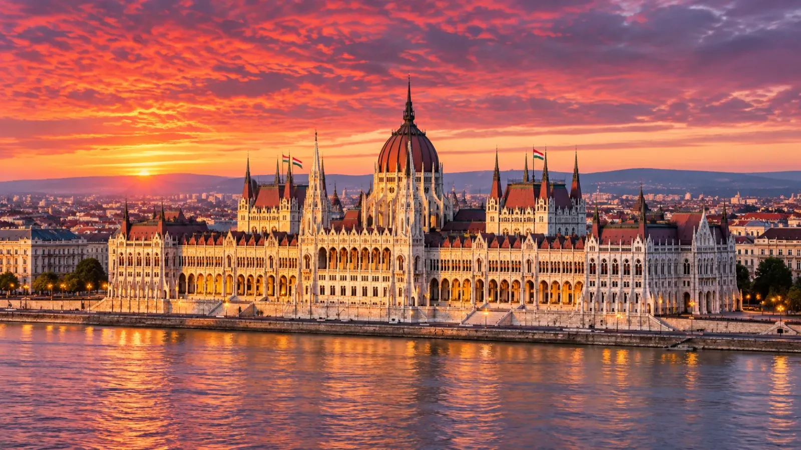 Tòa nhà Quốc hội Hungary bên bờ sông Danube tại Budapest