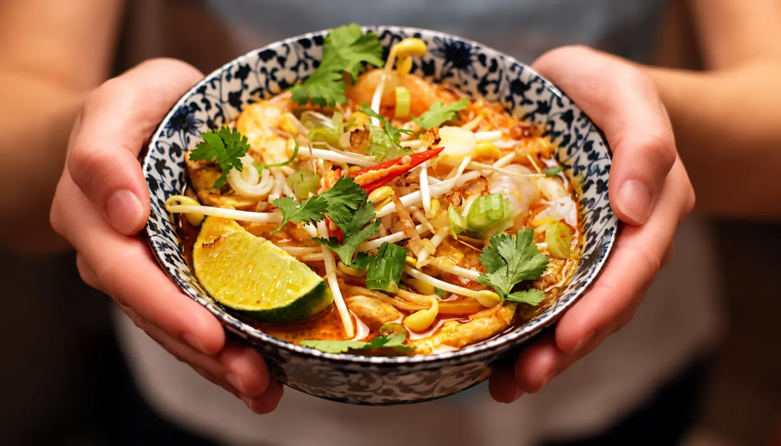 laksa-mon-mi-nuoc-dam-vi-voi-nhieu-bien-tau-vung-mien