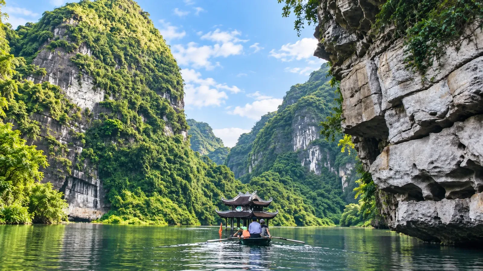 Cảnh quan núi đá vôi và sông nước tại Tràng An Ninh Bình